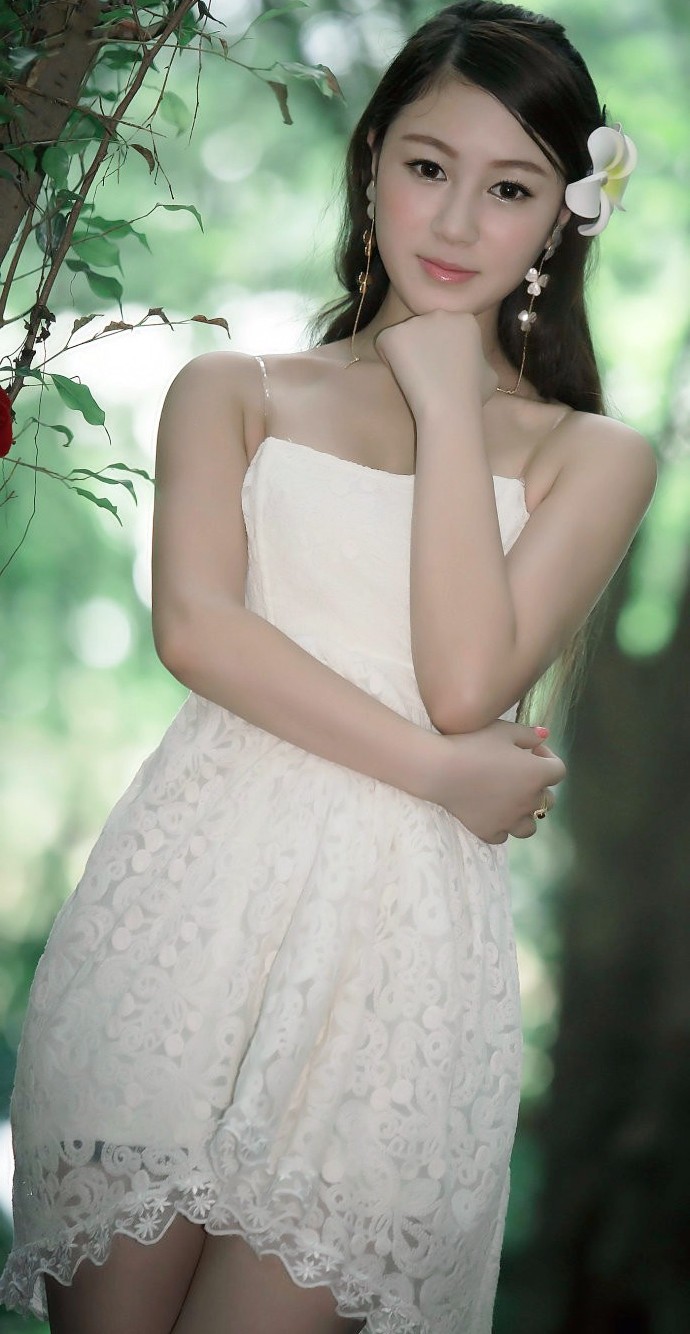 一个长发飘逸,有着青春美丽的白裙可爱姑娘