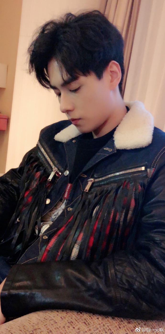 新人胡一天高情商作风获赞无数,随手自拍就获十万粉丝转发留言!