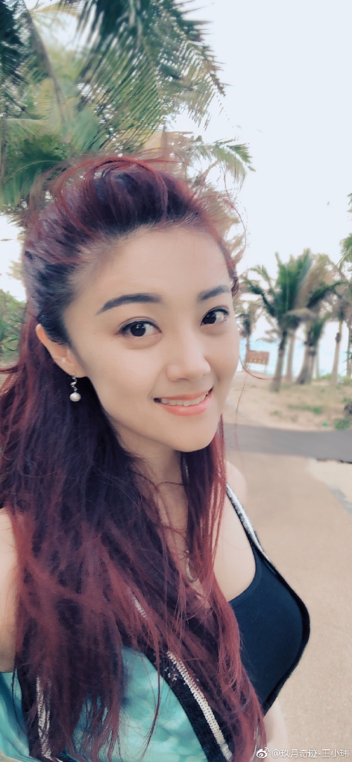 玖月奇迹王小玮晒假期游玩照,这天使的脸蛋魔鬼的身材引人嫉妒