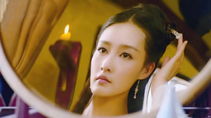 古装女星对镜梳妆,热巴美成妖,唐嫣惊艳,杨幂手里的东西亮了