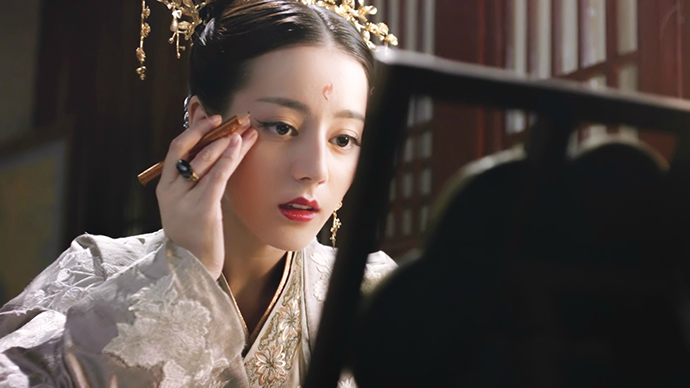 古装女星对镜梳妆,热巴美成妖,唐嫣惊艳,杨幂手里的东西亮了