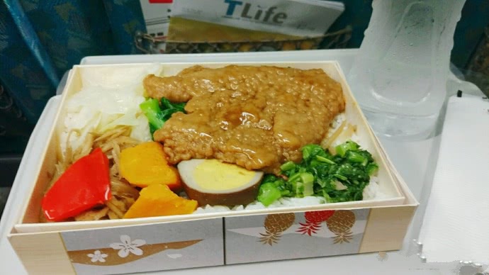台湾高铁盒饭,每份二十块钱左右,味道却让人念念不忘