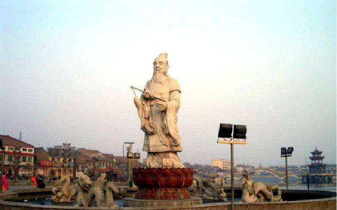 且说,湖里有一条老金龙,远远望见圣驾前来,便对董父说:"老宰相,你看