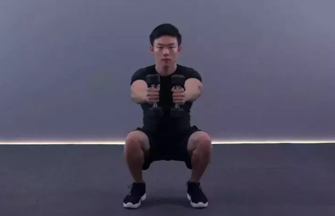 动作教学铁十字扩胸