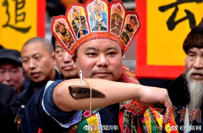 宁强艺人傩技演出场面惊心动魄