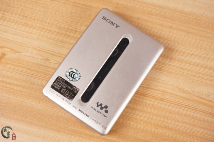 收拾家翻出台索尼的复读机, 设计的超有意思, 比国内的强多了