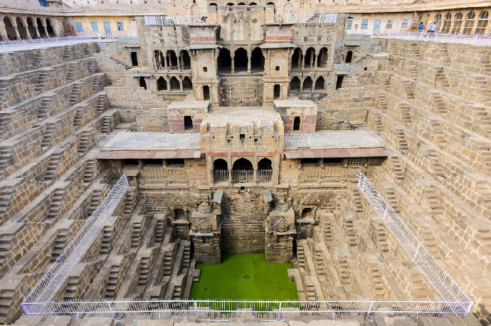 古老的印度阶梯井,不仅可以蓄水,还可以纳凉哦