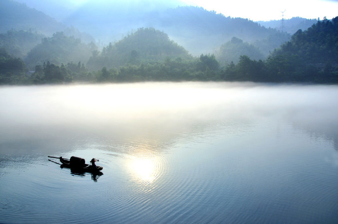 輕舟去何疾,已到雲林境.起坐魚鳥間,動搖山水影.