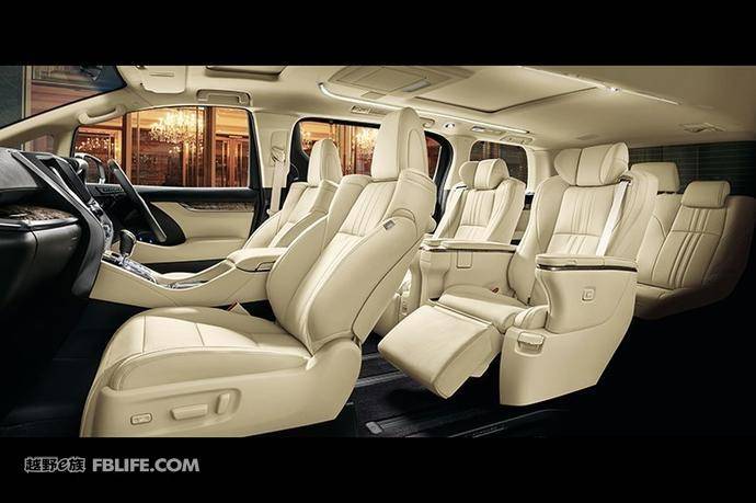 在车辆内部,全新小改款的丰田阿尔法系列基本上延续了现款车型的内饰