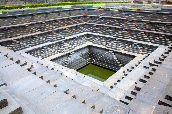 古老的印度阶梯井,不仅可以蓄水,还可以纳凉哦