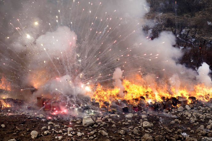 周蓬安:悬赏追捕放鞭炮者,该批评也该点赞!