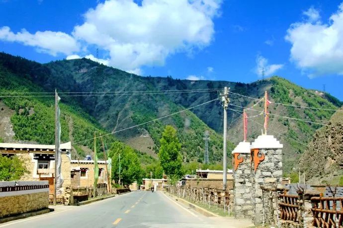 山谷中,翡翠般的青草绿树之中,是那沉甸甸的田地和隐在密林深处的寨房