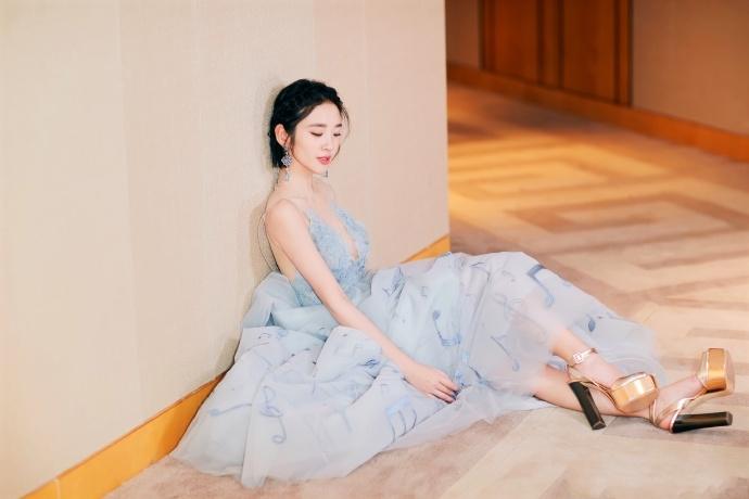 唐艺昕穿一袭深v领礼服现身活动 身高总算有了真相