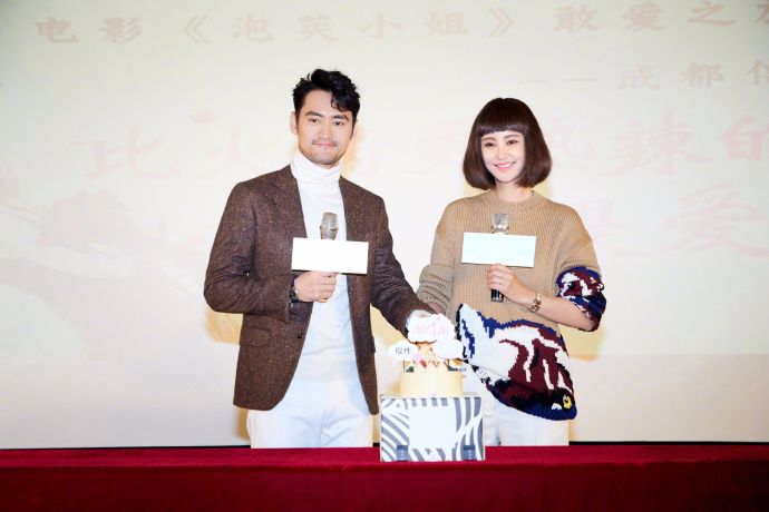 袁弘帮张歆艺站台宣传电影《泡芙小姐》,把大