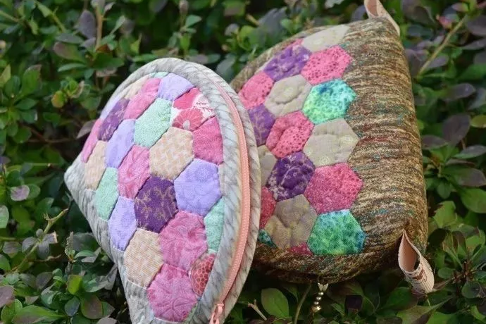 旧衣服做的拼布毯子和包包比商场买的还好看