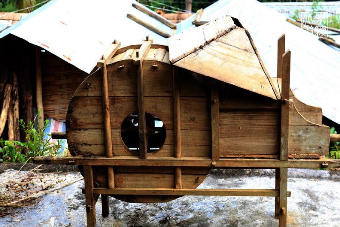 村内的木制老式鼓风机.