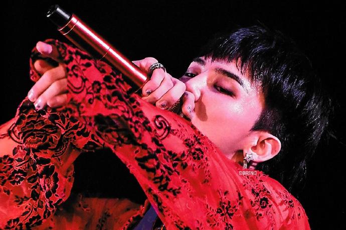 get到黑发权志龙的帅气了吗?红衣造型热情似火不愧是舞台王者