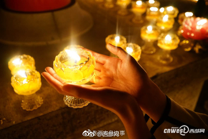 广仁寺新春灯会举行 西安市民点燃万盏酥油灯祈福