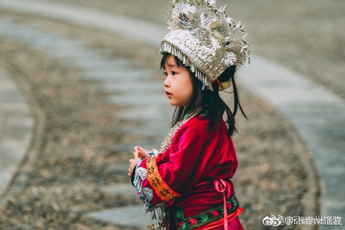 当萌萌哒小女孩穿上苗族服饰心都要被萌化了憧憬