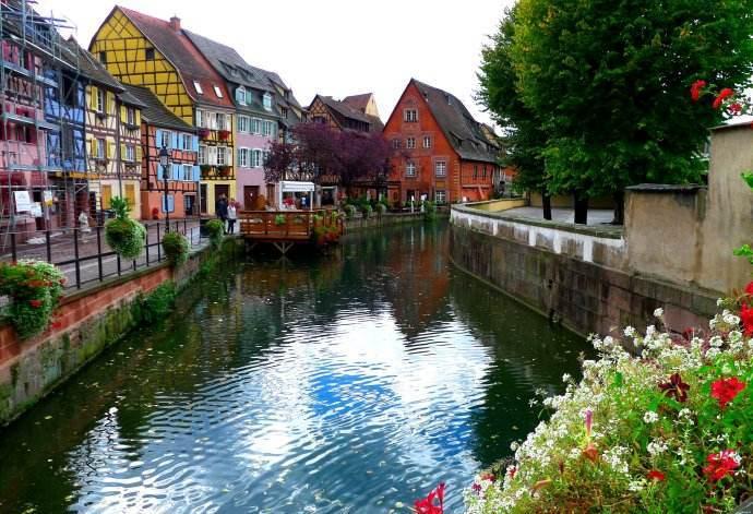 和这四个国外小镇相比, 中国的旅游小镇一无是处!