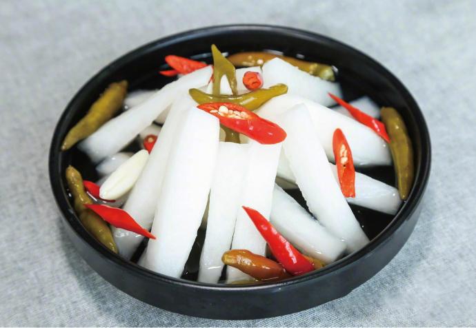 自从学会这道腌制酸萝卜, 每次家里来客人都让带点回去, 开胃爽口