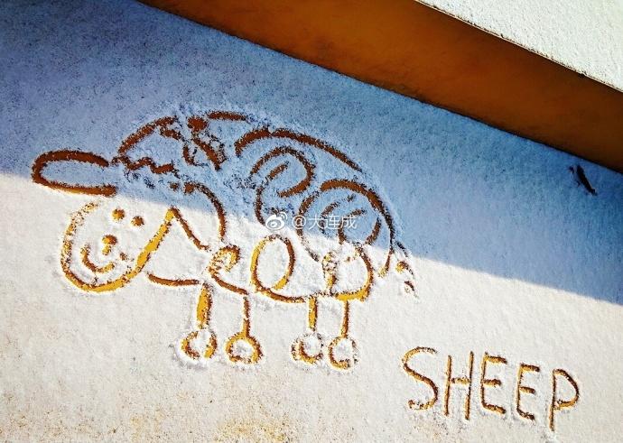 大连某高校的学生们在雪地里作画虽然积雪不厚,但还是堆起了一个雪人.