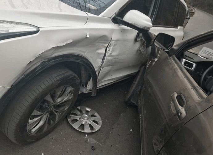 传祺gs8与长安皮卡相撞车主太脆了比日系车铁皮还薄