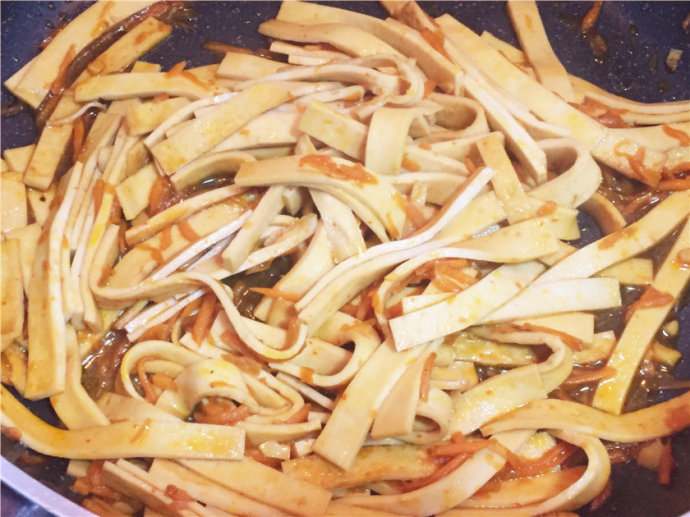 千张的经典做法,鲜香的下饭菜,我们家炒一盘都不够吃!