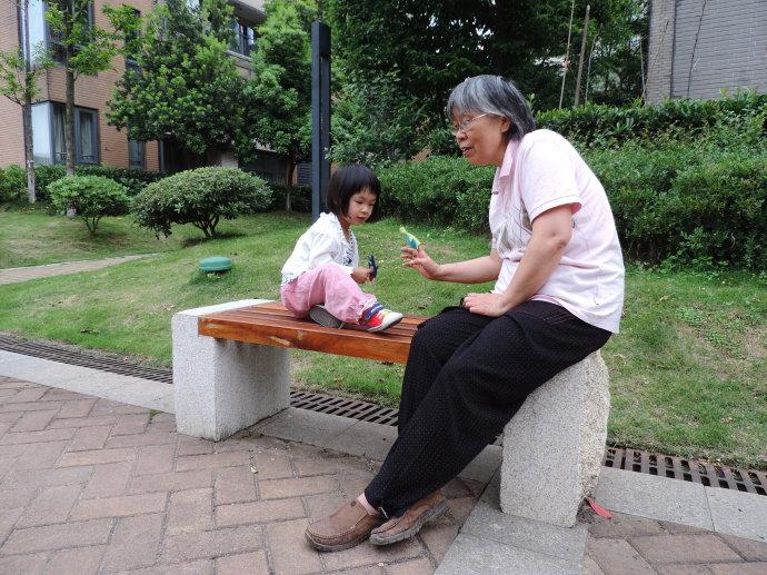 奶奶带孙女去超市试吃后, 还装衣袋里面, 店员说了也不管用