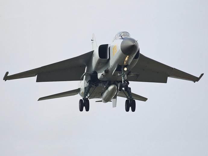 从隐身性能看;由于"歼轰-7b"使用了新研制的隐身吸波涂料,使得该机被