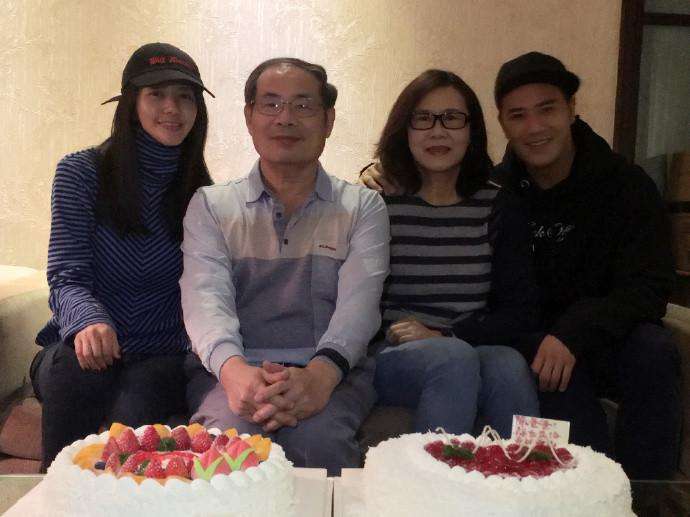 谭维维与男友近照, 素颜出镜齐留海俏皮可爱, 订婚拒绝与公婆同住
