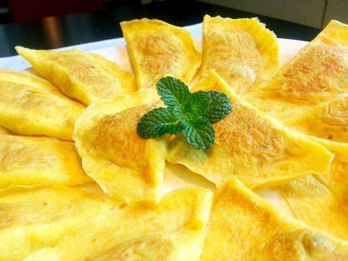 这是地道的家常名菜,蒸蛋饺,蛋饺蒸鸡,蛋饺猪肚……小时候,只有过年