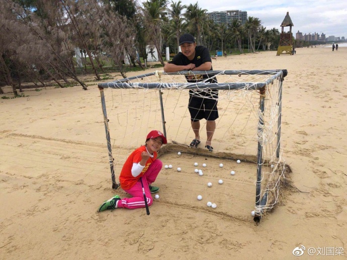 刘国梁重新出山打乒乓球冬训教徒弟 联手蔡振