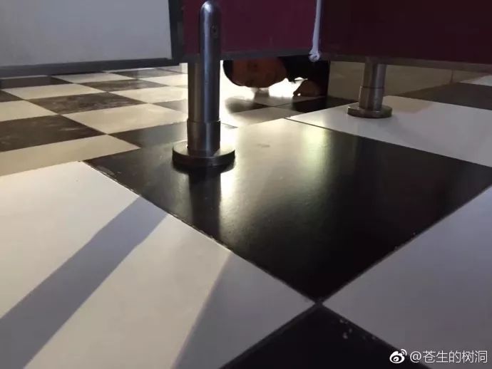 恐怖!女生一定要注意,小心厕所偷窥狂!