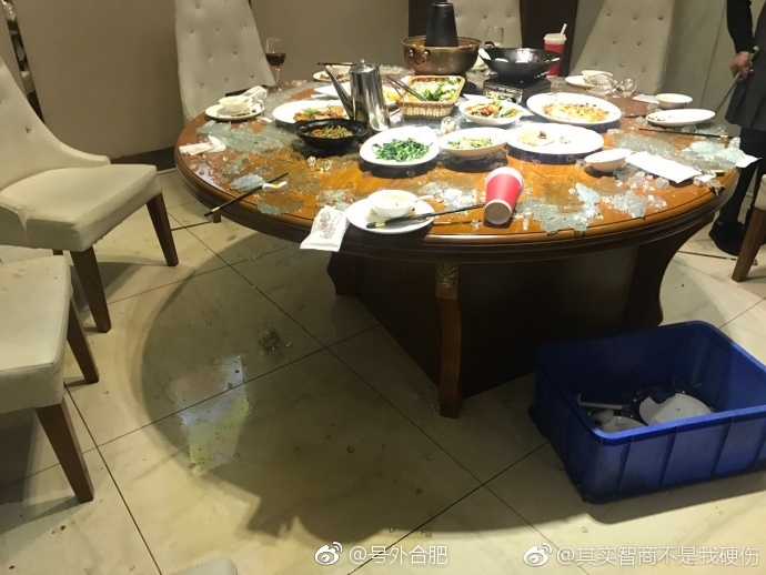 合肥塞纳河畔吃饭时桌子转盘爆炸了 碎玻璃划伤人