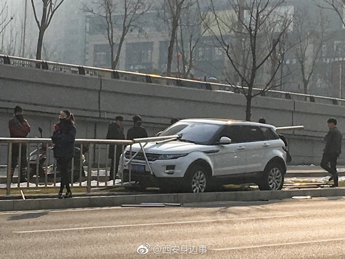 有点二 投稿:女司机,幸亏人没事,就在曲江芙蓉西路,这种栅栏非常危险