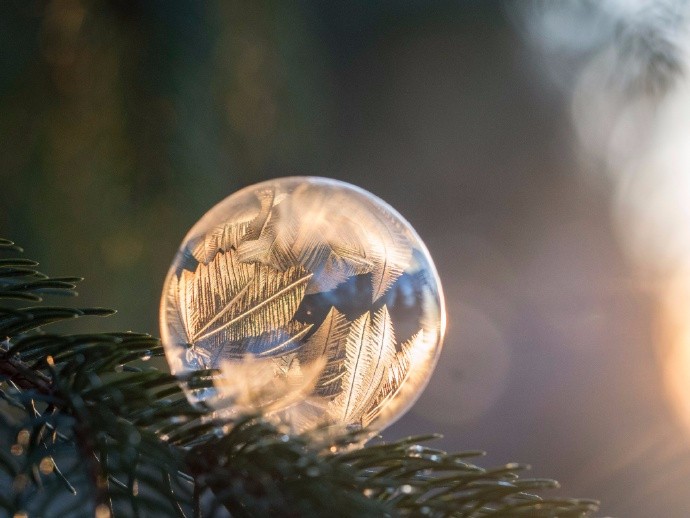 摄影师aaronburden用单反记录下的泡泡结冰瞬间另一种美