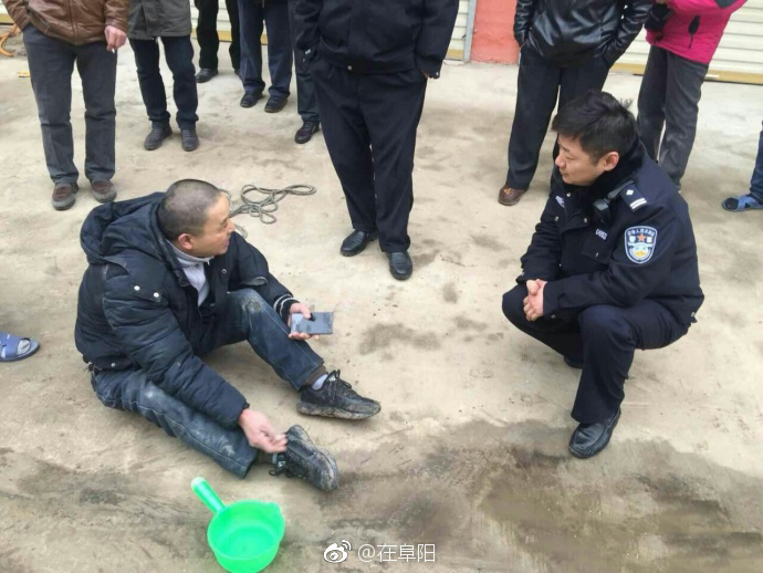 儿子捆父亲?民警来劝解