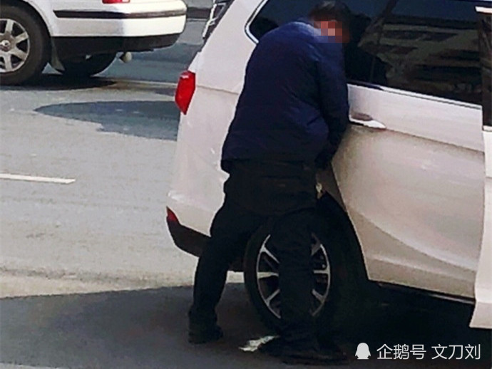 ps:这人素质太差了吧,当街随地小便,如要是婴幼儿还能理