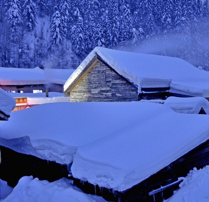 月照寒山生紫烟孤灯暖盏夜无眠