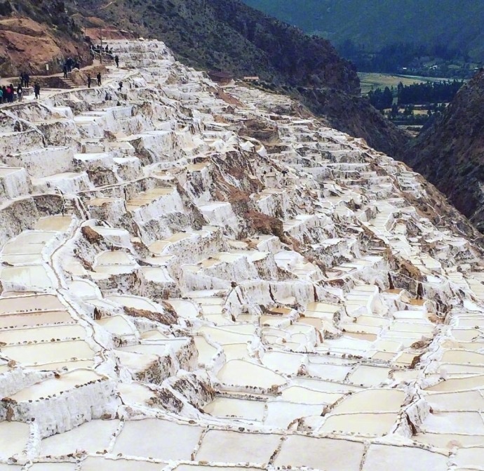 秘鲁盐田maras乳白色和泥土色错落分布