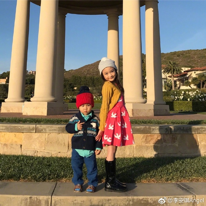 奥莉都长这么高了,网友说她拍照简直是教科书级别的!