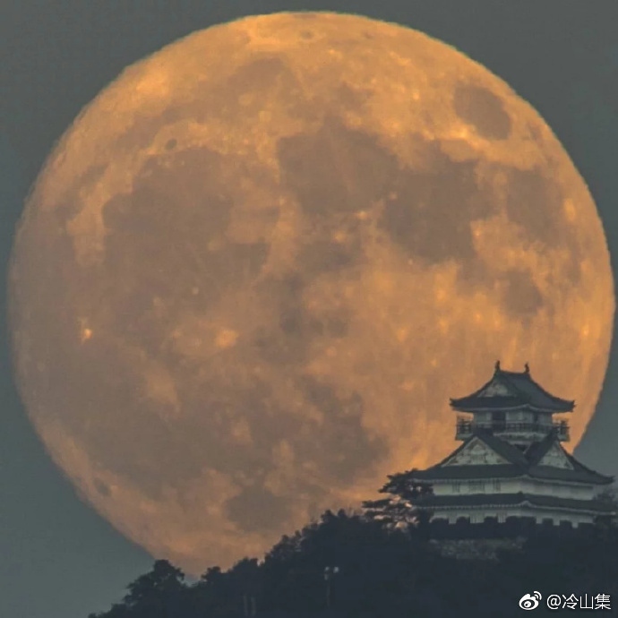 日本摄影师在岐阜城用 600mm 的镜头,将建筑作为前景拍摄的血月.