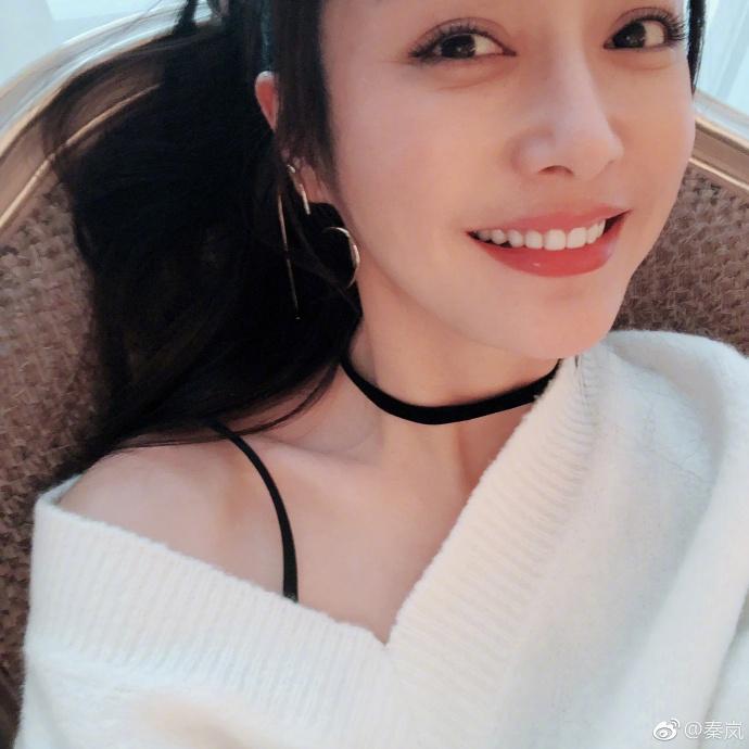 37岁女神秦岚晒出绝美自拍网友惊呼好美秦岚拿去不谢
