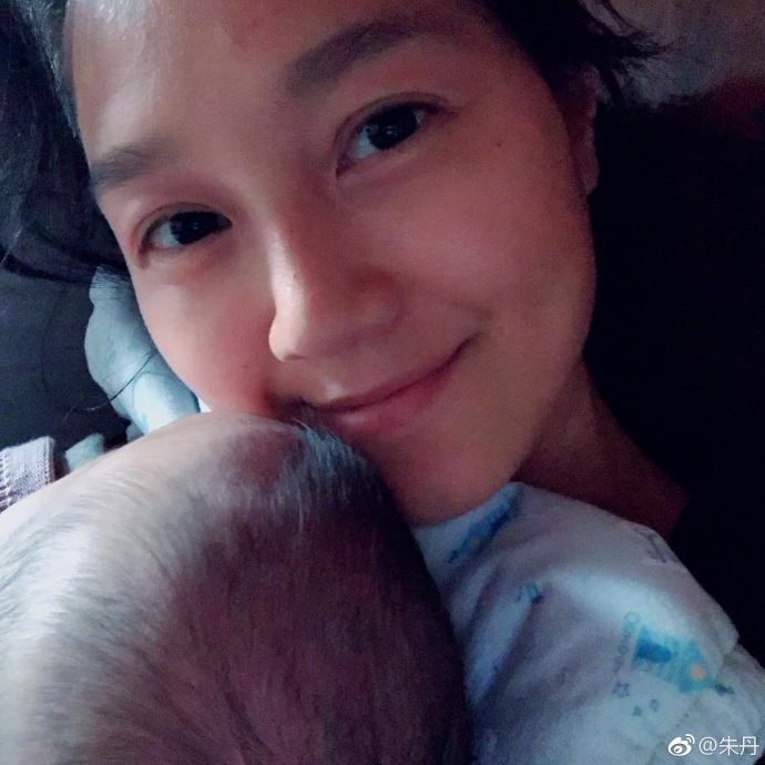 周一围老婆晒宝宝照片称幸福的冒泡,网友发现问题赶紧喊话朱丹!