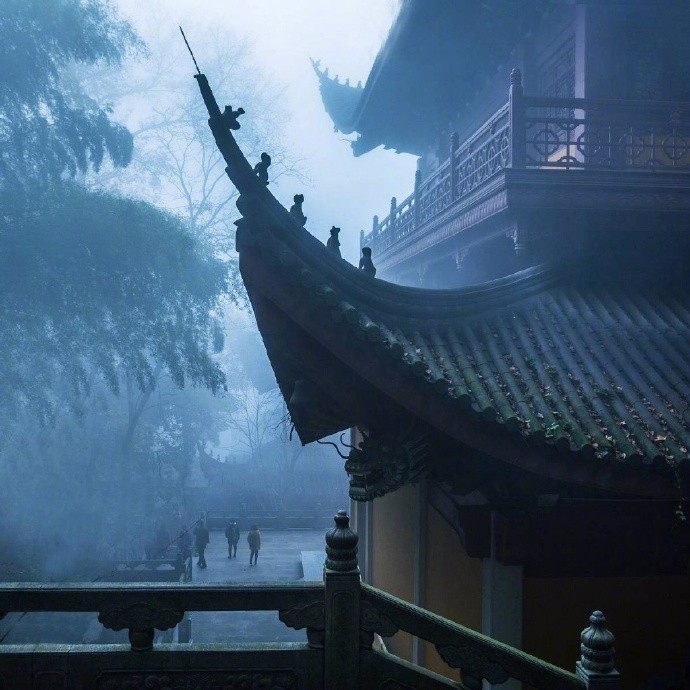 清晨入古寺,初日照高林