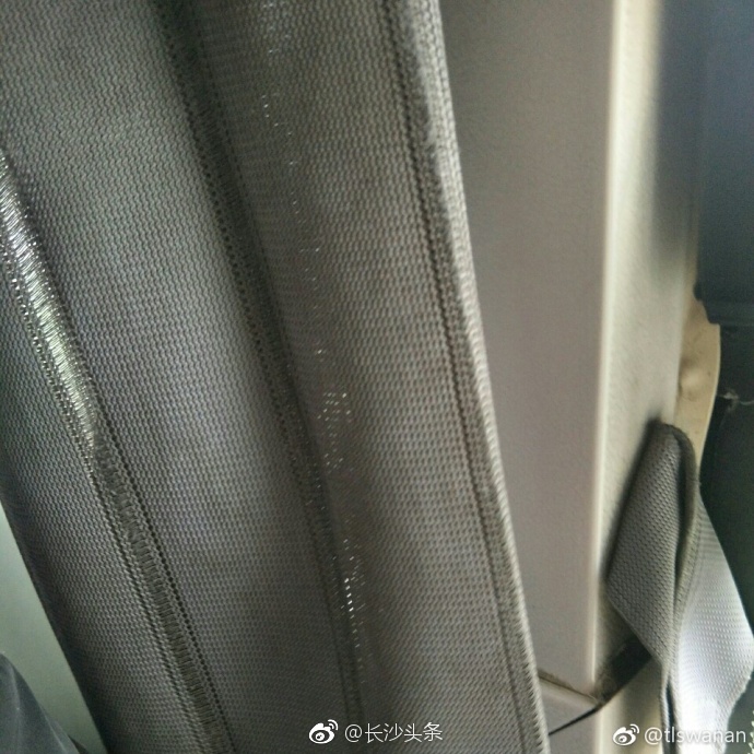 网爆:长沙公交的窗帘脏死了  什么时候才能换洗?[摊手]