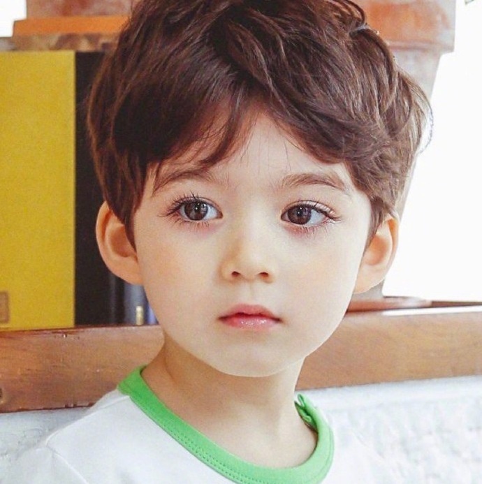 现在的小朋友似乎大部分都有长睫毛哦~无论男孩女孩,长睫毛都好看