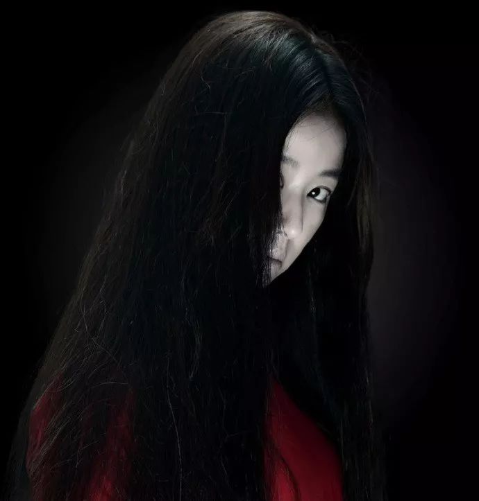 格外仔细,有人说自己亲眼看到了,亲耳听到了,还有人说女鬼身穿红裙子