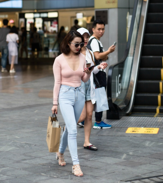 外滩街拍遇到红粉二娇性感无与伦比